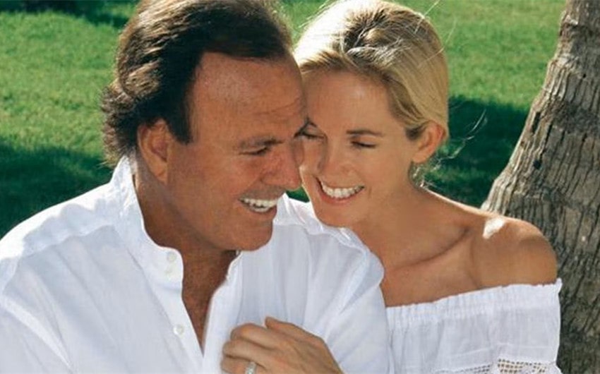 how old is julio iglesias' wife